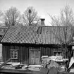 Skara. 
Skaraborgsgatan. 
Här bodde skomakare Persson och elektriker Sandels. 
Foto 1951 från Bryntessonska huset.