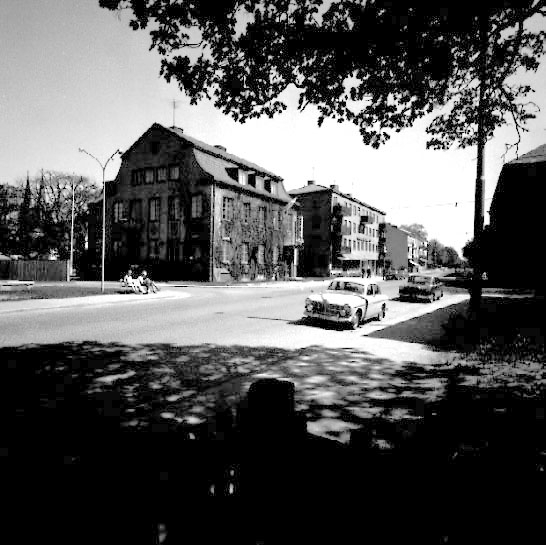Skara. Skaraborgsgatan, Stadskällaren och Tidningshuset. Hette tidigare Hotell Anglé. 2-vånings stenbyggnad, 20-talsklassicism.