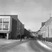 Skara. 
Skolgatan från öster. 
Everts livs inflyttat 1968, huset byggt 1958.