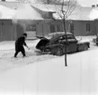 Pastor Nils Stenermark skottar fram sin PV på Qvänsels bakgård, vintern 1950.