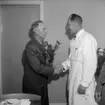 Skaraborgs läns slakteri.
Veterinär Tufvesson avtackas vid sin avgång 1/5 1961.
Veterinär Tufvesson och slaktmästare Kurt Eliasson.