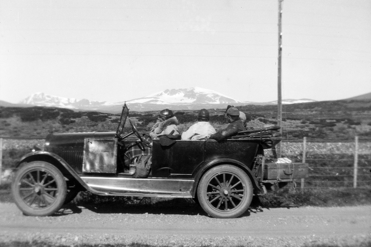 Star D-472, personbil, biltur, Hjerkinn, Dovrefjell. Eier gårdbruker Ole K. Vaaler, Våler.