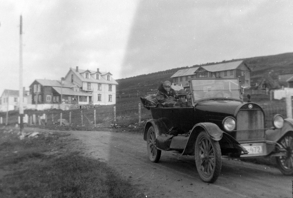 Star D-472, Hjerkinn Fjellstue, Dovrefjell, familien Vaaler. Iflg. Bilboken for Norge 1925 og 1930 var D-472 en Star tilh. gårdbruker Ole K. Vaaler, Våler.