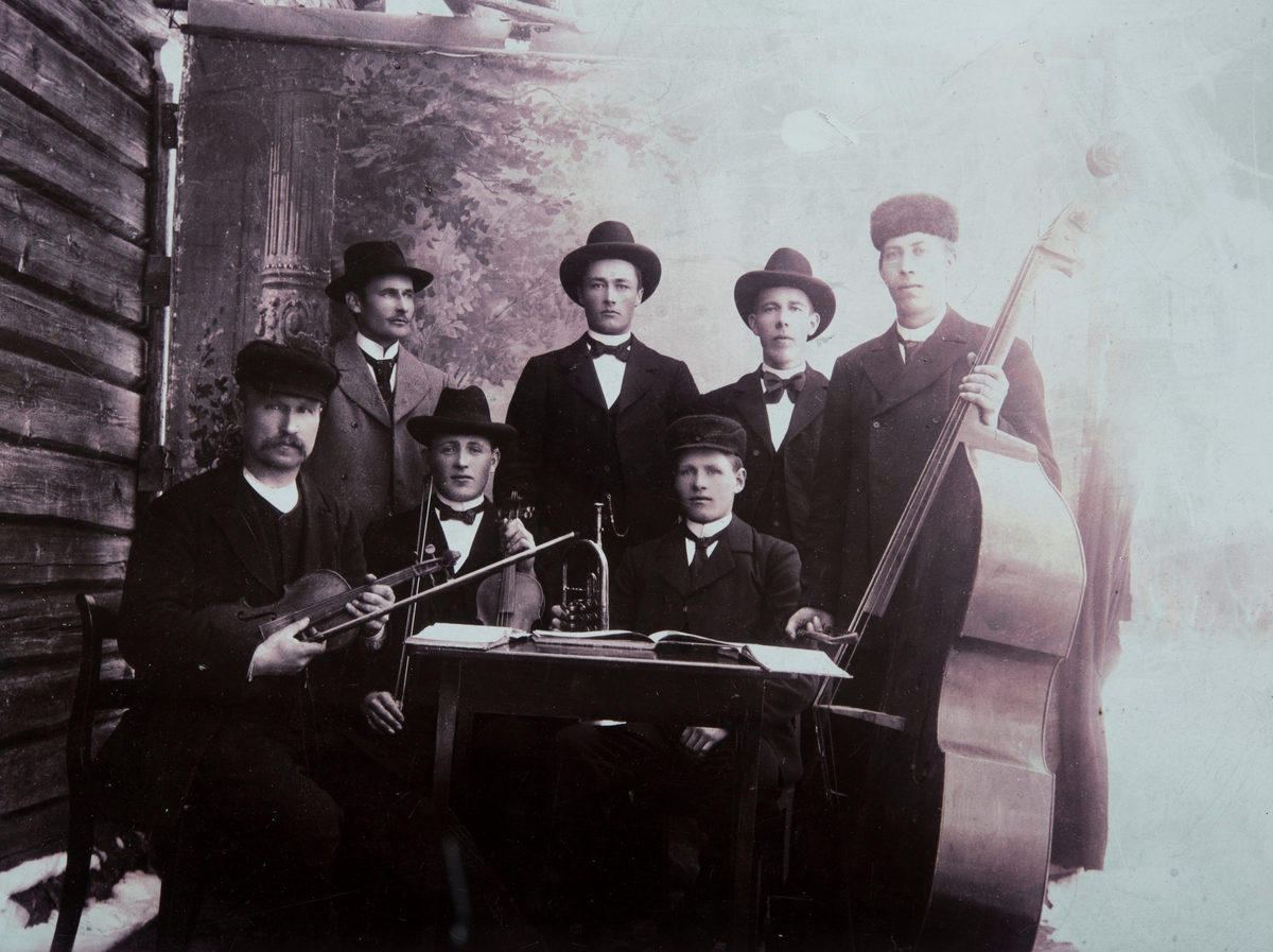 Musikkgruppe. "Riseng musikken" instrumenter. Sittende f.v. T.Riseng, Olaf Kokkin, Karlot Ulfsbøl. Stående John Pedersen, Andreas Pedersen, Hermann Halvorsen, August Halvorsen.