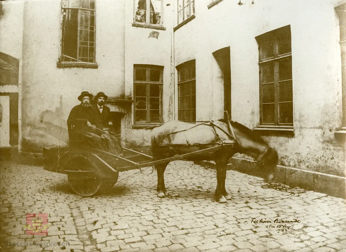 Håndskrevet tekst på framsiden av bildet: "Tilhører Baalsrud (Fra V.D. Krag) 1903." Videre medfølger det håndskrevet tekst til bildet: Sitat: "Krag og Vegdirektør Bergh prøver rullekjerre, bygget for billige veger." Bildet viser presentasjon av rullekjerren, som skulle bli det nye kjøretøyet for høyfjellsvegene, men ikke ble noen suksess. 
Dette bilde er vistnok tatt i et gårdsrom i Haugesund. Til venstre sitter daværende vegdirektør Bergh og til høyre seinere vegdirektør Krag. Usikkert når bilde er tatt, Christian Wilhelm Berg døde i 1873 så bildet er tatt før den tid, og det er trolig det eneste fotografiet vi kjenner hvor Christian W. Bergh er avbildet. Følg pilen til høyre for flere bilder. I alt 7 bilder.
Ref. til "Meddelelser fra Veidirektøren," nr. 2-1945, side 24, der bildet er illustrert i en artikkel om "Rullekjerren," av H.W. Paus. 
Ref. til "Årbok for Norsk vegmuseum 2016," en artikkel om Vegdirektør Krag - "Heller en tarvelig vei enn ingen vei," ved Ane Cecilie Røed. I boka er samme bildet side 101 som i "Meddelelser fra Veidirektøren," nr. 2-1945)
Utsnitt fra Ane Cecilie Røed sin artikkel:
Rullekjerren
"Som vegmann var Krag opptatt av nye ideer og initiativ for å bedre framkommeligheten. Han var også interessert i ulike framkomstmidler noe denne historien illustrerer. Befolkningen i Skjåk hadde lenge ønsket seg en kjøreveg over fjellet til Vestlandet, og da gjerne til Tafjord. Krag på sin side ville at vegen, en simpel kjøreveg, skulle gå over Grotli og slik ble det. Da vegen var nesten ferdig, viste det seg at man ikke kunne kjøre på den med vogn. Til det var vegdekket for løst og vegen for smal. En rullekjerre, som enten var en kjerre med to brede hjulfelger, eller en trommel eller rulle, ble lansert og ble begeistret støttet av Krag.  Det sies om rullekjerren at den allerede i begynnelsen hadde det med å løpe løpsk og rulle sine passasjerer omkull. Da vegdirektøren og ordføreren skulle prøvekjøre den nye farkosten, endte de i grøften, med bygdefolket som nysgjerrige tilskuere. Kort tid etter var rullekjerren en saga blott, og på den nye vegen kjørte man med bredfelgede kjerrer (Schulerud 1974 s 301-302). Historien om rullekjerren bekrefter på lik linje med andre episoder i denne artikkelen, Krags brede interessefelt og engasjement. "
Se artiklene i Nedlastinger og Referanser lenger ned på siden.
Et eget Vegdirektorat kom først i 1864, og Christian Wilhelm Berg var den første vegdirektør i perioden 1864 - 1873.
Etterfulgt av  Hans Hagerup Krag i 1874 - 1903,  Johan Christian Skougaard 1903 - 1918 og Andreas Baalsrud i perioden 1919 - 1945. 
Bilde 2) Vegdirektør Christian Wilhelm Bergh.  Bilde 3) Vegdirektør Hans Hagerup Krag. Bilde  4) Vegdirektør Johan Christian Skougaard. Bilde 5) Vegdirektør Andreas Baalsrud. Se vedlegg i Nedlastinger for mer informasjon.
Bilde 6) Rullekjerren.  I følge «Meddelelser fra Veidirektøren Nr. 2-1945, side 24, er dette bilde av rullekjerren tegnet av overingeniør Fenger Krog.
Bilde 7) Informasjon om rullekjerren ved Norsk vegmuseum sin første utstilling 1992.