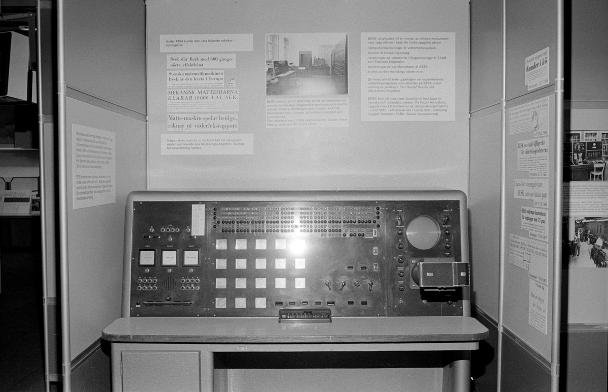 Dokumentation från Tekniska museets DATA-avdelning 1979. På bilden står manöverbordet till datamaskinen "BESK" uppställd. Se TM29768.