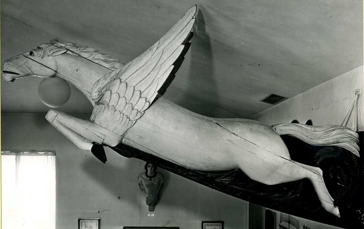 Galjonsabild föreställande bevingade hästen Pegasus. Har suttit på den norska fyrmastbarken med samma namn, byggd 1884. Idag hänger galjonsbilden i museets café.