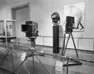 Filminstitutets utställning i Sverige salen. Filmkamera 35 mm Debrie Superparvo 1920 och ateljékamera Pathe 1907/1908.