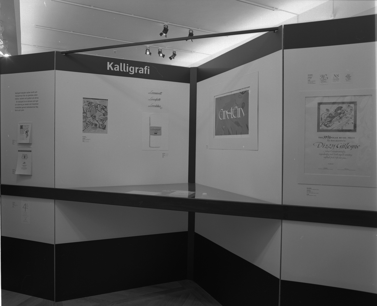 Föreningen Svenska Tecknare firar 40 årsjubileum med en utställning "Grafisk Form" på Tekniska Museet den 18 oktober 1995 - 7 januari 1996. Kalligrafi.