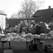 Skara. Lions club, loppmarknad på Lindmarks bakgård 10/5 1958.