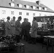 Skara. 
Lions club, loppmarknad på Lindmarks bakgård 10/5 1958.

Lions Clubs International, internationell organisation med ändamål att idka välgörenhet och bidra till ökad förståelse mellan jordens folk. Lions grundades 1917 i Chicago och kom 1948 till Sverige och därmed till Europa. Organisationen omfattar 40Â 600 klubbar i 177 länder med 1,4 miljoner medlemmar (1993). http://www.ne.se/jsp/search/article.jsp?i_art_id=242696