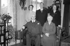 Hemma hos kommissionär J.W. Storm.
1950-talet.
Stående från vänster: Inga-Britta, Evert och Anna. Sittande J.W. Storm och makan, född Nordqvist.