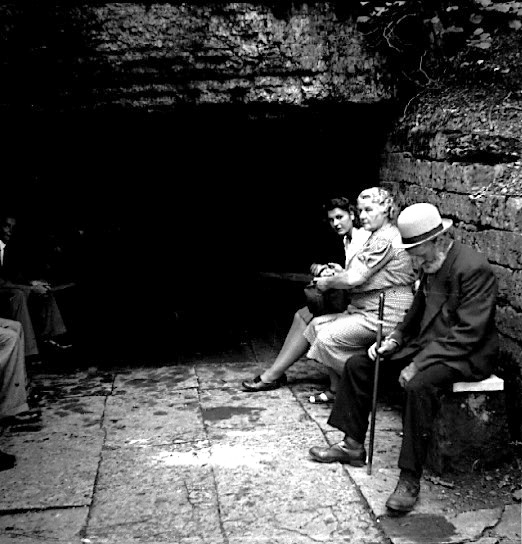 Meditation i Mörkeklevs grotta, Medelplana. 
Stig Rehns mor och syster Barbro.