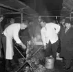 Lions Club.
Höstblot 1958: källarmästare Fritz Nordström med sonen Olle i grilltagen.