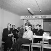 Skara Fotoklubb.
Fotoklubbens lokal i Teaterhusets källare. Klubbmöte med bildvisning av Sven von Sydow, 1951. Åskådare från vänster Holger Johansson, Amund Bryntesson, Axel Dahlberg, Karl-Eric Johansson, Anders Granqvist, Allan Andersson, Nils Bäckström.