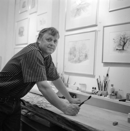 Konstklubben "De 18" i Skara.
Konstnären Leif Holgersson , "Broddetorparn", i sin ateljé, 30/5 1987.