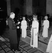 Skaras lucia 1965 (Eva Hornvall?) krönes i Skara Domkyrka av biskop Sven Danell.