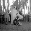 Första maj-demonstration i Skara 1953.
Avtäckning av Hjalmar Branting-byst i Folkets park. C.G. Jakobsson nedlägger krans, till vänster Anders Fängby.