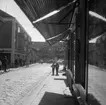 Promenad i vårsol på Marumsgatan, Skara,1959.