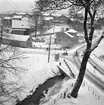 Skara källa från Folkskolan, Skara. 1968. 
I förgrunden Annerska huset.