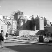 Rivning på Tvärgatan, Skara, omkring 1960.
I bakgrunden gamla telegrafhuset och gamla Sparbanken (Apoteket).