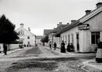 Affärsskyltar:
A G Andersson Slagtare

Carolina Larson
Frö- & Frukthandel

Skaraborgs Läns Tidnings 
Annonskontor Mariestad