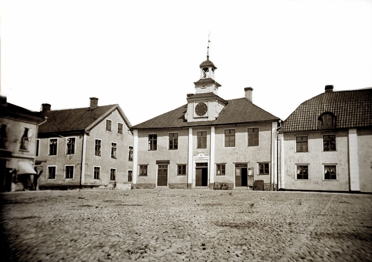 I Rådhuset: Poliskontor.

Rådhuset förstördes i branden den 7 dec 1895.