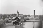 Utsikt över Wulcans tändsticksfabrik samt Tidaholms kyrka.