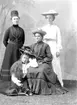 Ateljé. Stående fr.v. Viktoria Andersson född Frykman 1875, lärarinna,
Ester Frykman, sittande Rut Frykman och Anna Magnusson lärarinna Amnehärads skolor 1903-1945.

Fotograf:
Ellen Kock? Axel Lundbäck m.fl.
Gullspångssamlingen.
Bilder från Gullspång med omnejd.