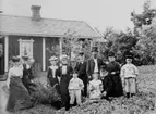 Banvaktsstuga i Östra Fågelvik i Värmland. Den hette 362 Ängtorp och på bilden syns banvakten Nils Fredrik Fryklund med familj på hans 50-årsdag den 12 september 1903. Från vänster barnen Maria, Elin, Hanna, Jenny och Oskar, Nils Fredrik och hustrun Kristina. Framför John samt Kristinas far 