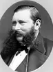 Källarmästare Gustaf Ferdinand Knaust.
Född 1835 i Helsingborg.
Bodde år 1880 i Sundsvall.
Grundare av hotell Knaust i Sundsvall 1861.
Nuvarande hotellbyggnaden byggdes efter den stora Sundsvallsbranden 1888, efter ritningar av Sven Malm.