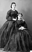 Augusta Eugenia Silfverhjelm född Pirret och Anna Maria Kr. von Knorring.
Anna Maria Kristina von Knorring, föreståndare för första större flickpensionen i Skara.

Carolina von Knorring, 1841-1925, fotograf med egen ateljé på Regeringsgatan 59 i Stockholm 1864-1871. Deltog i Industriutställningen i Stockholm 1866. Var en av de första kvinnorna i fotobranschen.