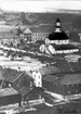 Lidköping. 
Spetska garverigården t.h. Stora Torget en veckomarknadsdag.