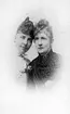 Fru Ellen Cederström och Fru Henning.

Hartman-Cederström, Ellen, f. Hedlund, 1860-1945, skådespelerska, anställd vid Dramaten 1880-91 samt 1894-98. Till hennes mer uppmärksammade rolltolkningar hör Puck i Shakespeares 