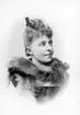 Fru Ellen Cederström-Hartman.

Hartman-Cederström, Ellen, f. Hedlund, 1860-1945, skådespelerska, anställd vid Dramaten 1880-91 samt 1894-98. Till hennes mer uppmärksammade rolltolkningar hör Puck i Shakespeares 