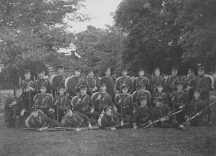 Västgöta regemente, IÂ 6, f.d. infanteriregemente. 
Regementets ursprung var det västgötska rytteri, uppsatt vid mitten av 1500-talet, som från 1628 utgjorde Västgöta kavalleriregemente. Detta omorganiserades 1811 till infanteri med namnet V. 
Regementet vapenövades från 1745 på Axevalla hed och flyttades 1916 till Vänersborg. Det drogs in 1927.

http://www.ne.se/jsp/search/article.jsp?i_art_id=347639