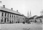 Fisktorget, Skara.

FISKTORGET = Hötorget.

Charlotte Hermanson, f. 1852, drev fotoateljé på Torggatan 47 i Skara under åren 1885-1916. Filial i Lundsbrunn.