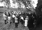 Husaby socken.
Biskopsborgen. 
Landsantikvarie G. Ullenius visar borgen vid VFF:s årsmöte 24 maj 1964.

VFF= Västergötlands Fornminnes Förening.