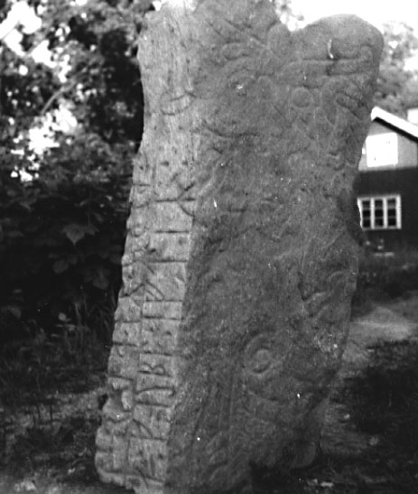 Leksberg sn. 
Runsten vid Lassegården i Karleby hösten 1948.