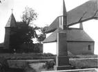 Edåsa kyrka från sydost med det nyuppförda Lundellska gravkoret efter restaureringen 1941.