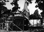 Friel. 
Kyrkan av sten med smalare långsträckt kor härrör möjligen från ca 1200. Tornet av tuktad granit byggdes 1884. Altaruppsatsen härrör från1600-talets senare del. Dopfunten från 1100-talet samt några träskulpturer från ett altarskåp från 1400-talet har bevarats.