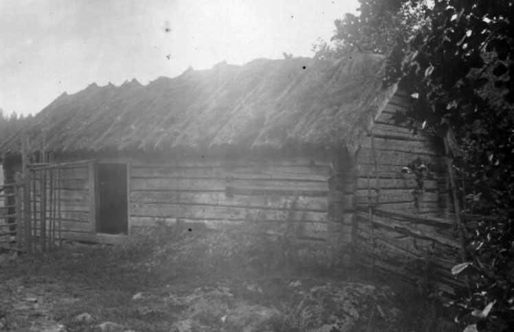 Främmestads socken. 
Gamlegården, gammal kölna.

En kölna användes till torkning av lin, sädesmältning m. m.

Anders Johansson var född i Kärr och där tog han sin första bild, han fotade vardagen runt om i sin hembygd. Han arbetade som lärare, och varje år fotade han skolbarnen. När han slutade fotografera skänkte han både kamera och glasplåtar till Flundre Hembygdsförening.