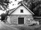 Kungsgårdens huvudbyggnad är byggd ca 1740 av sten från klostret.
Den blev statligt byggnadsminne 1935.