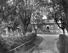 Hjälstads sn. Prästgården på prosten Carlssons tid. Fotot gåva av kyrkoh. C. O. Friberg, Levene.

Nylén, Anna-Maja, 1912-76, etnolog, dräkt- och textilhistoriker, docent i Uppsala 1957. N. anställdes vid Nordiska museet 1938, förestod Etnologiska undersökningen 1961-65 och var 1:e intendent vid textilavdelningen från 1965. Hon utgav bl.a. standardverket Hemslöjd: Den svenska hemslöjden fram till 1800-talets slut (1969).
http://www.ne.se/jsp/search/article.jsp?i_art_id=273252