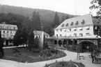 13/8-1890
Photographisches Atelier A. Lorenz Schlangenbad.
Die Originaplatte wird für Nachbestellungen aufbewahrt.
Tyskland. Schlangenbad. Foto: Lorenz  Schlangenbad. 1890