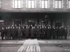 Järnvägspersonal på Skara station i början av 1930-talet.
Personerna är fr.v. i främre raden:
A. Lindroth, M. Bobeck, G. Hultman, Gösta Eldh, E. Holm, A.G. Eldh, 
O. Ryberg. G.L. Dahlén, J. Svensson, G. Ahlberg, A. Malke, G. Lundstedt, J.A. Johansson, T. Ekelöv.
Övre raden:
E. Broberg, C. Edström, K.V. Johansson, Alf Johansson, F. Djerf, Okänd, B. Johansson, P. Schough, D. Ekström, I. Lundberg, Axel Jonsson, 
O. Krook, L. Johansson, Axel Lundberg.