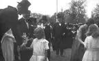 Carl, 1861-1951, svensk prins, hertig av Västergötland, tredje son till Oscar II.  
Carl förmäldes 1897 med prinsessan Ingeborg av Danmark. 

Ekman, Axel, 1869-1939, bruksdisponent och liberal politiker.  Som ledamot av andra kammaren 1903-17 specialiserade han sig på ekonomi- och  budgetfrågor. I Liberala samlingspartiet tillhörde E. den moderata falangen. Åren 1917-35 var han landshövding i Skaraborgs län. http://www.ne.se/jsp/search/article.jsp?i_art_id=160058