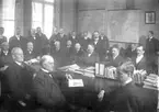 1915-16: Kollegiet. Saknas: lektor Lundwall, adj Sigfrid Damgren, adj Birger Lyhrén, adj Holger Lundgren,(av vilket det synes halva ansiktet längst till vänster) adj Josef Roswall, major v. Sveigberg.