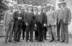 Från v:
1. Olof v. Röring. 
2. J. K. Harry Kuylenstierna. 
3. Gustaf A. von Hofsten(stud 1901).
4. E. Arvid Lundgren. 
5. Sven A. D. Tunberg. 
6. Torsten L. A. Hagren. 
7. Gunnar L. Högman. 
8. J. Emil F. Björnberg. 
9. Ture Åren. 
10. John W. Norin. 
11. Otto F Schjöler. 
12. Folke G.V. Högman. 
13. C.G. Göran Malen.