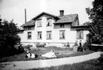 Skara. Albano 1899. Fru Sofia Linde med systerbarnen Torsten, Tyra och Helmy, Jungner, fröken Brase m.fl.